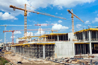 施工現(xiàn)場(chǎng)。起重機(jī)和在建高層建筑。